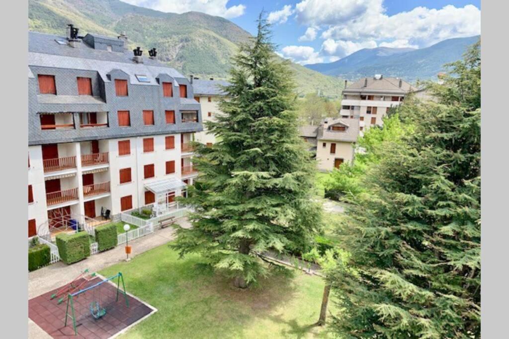 Atico En Biescas Con Piscina, Chimenea Y Garaje Apartment Bagian luar foto