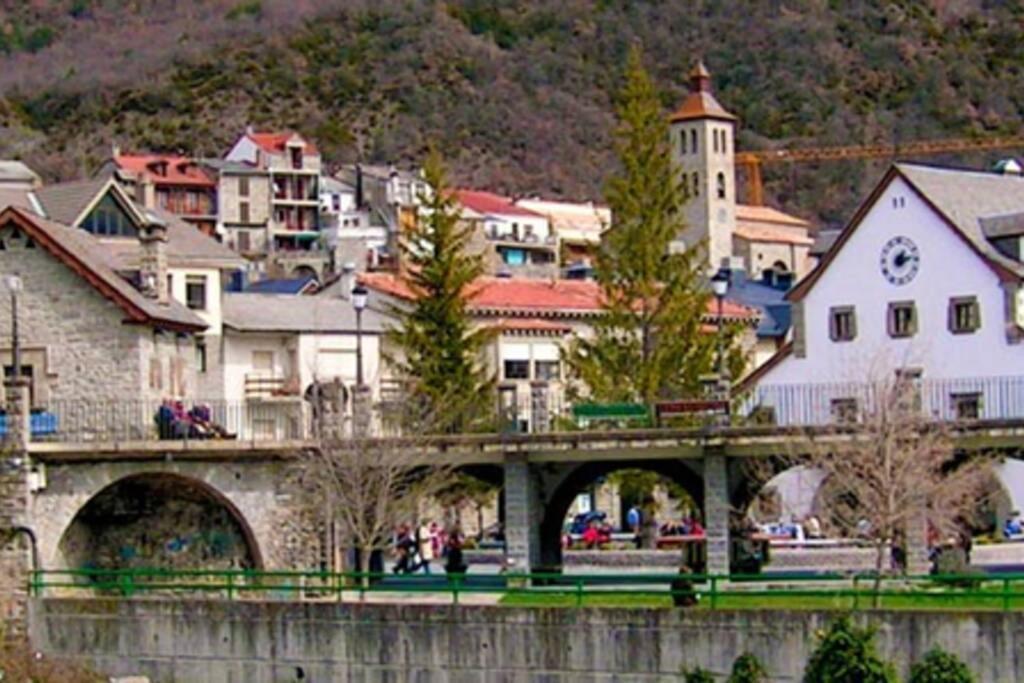 Atico En Biescas Con Piscina, Chimenea Y Garaje Apartment Bagian luar foto